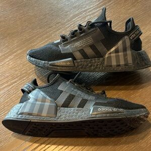 Big Boys size 5.5 adidas NMD _R1 sneakers